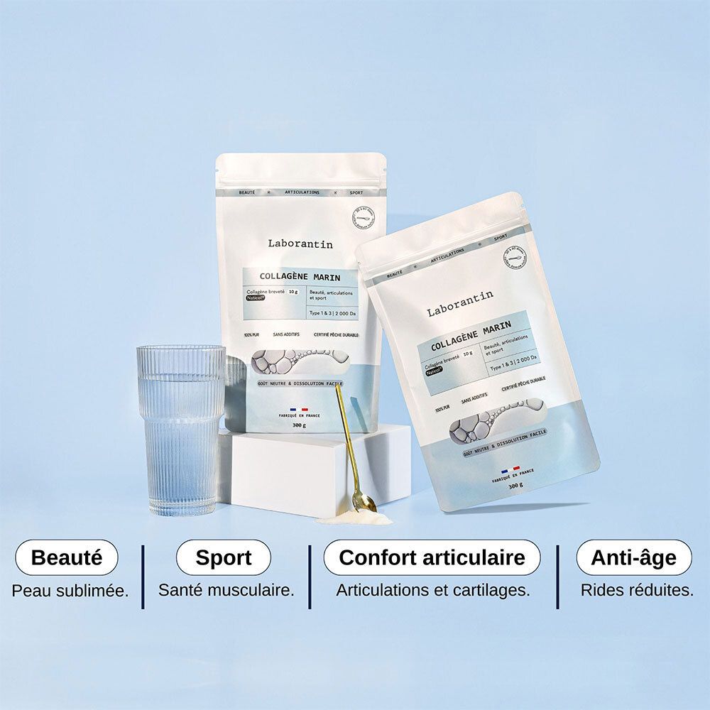 Zwei Beutel Laborantin Collagène Marin, Glas mit Flüssigkeit, goldener Löffel. Aufschrift: Collagène Marin, Naticol, Typ 1 & 3.