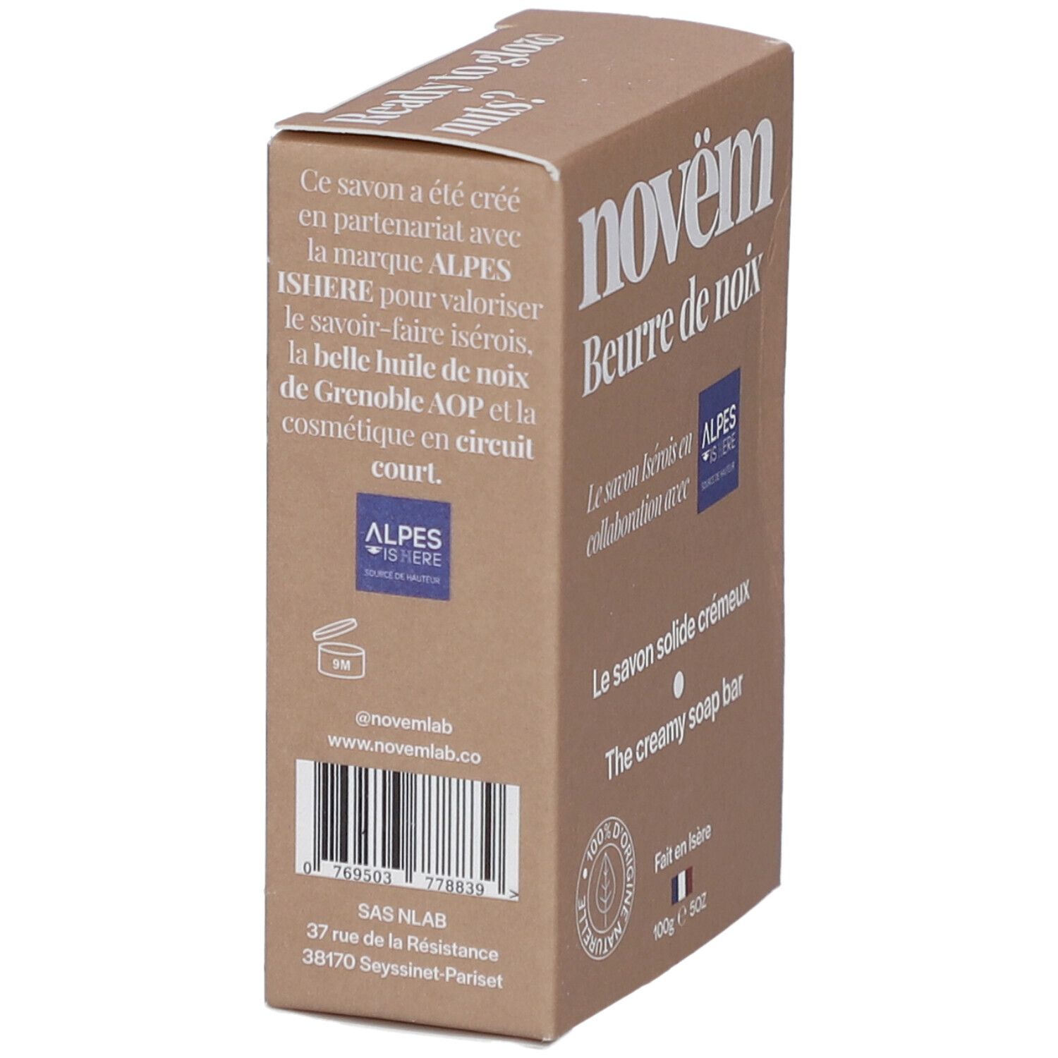 Boîte en carton marron avec informations produit. Inscriptions: novëm, Beurre de noix. Texte sur la collaboration avec Alpes IsHere. Code-barres et coordonnées.