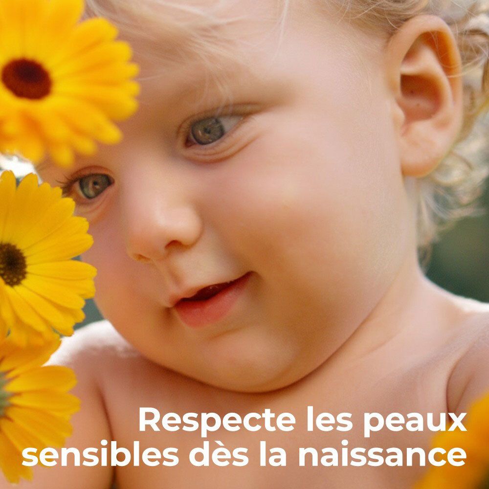 Nahaufnahme eines Babys mit gelben Blumen. Text: Respektiert empfindliche Haut ab der Geburt.