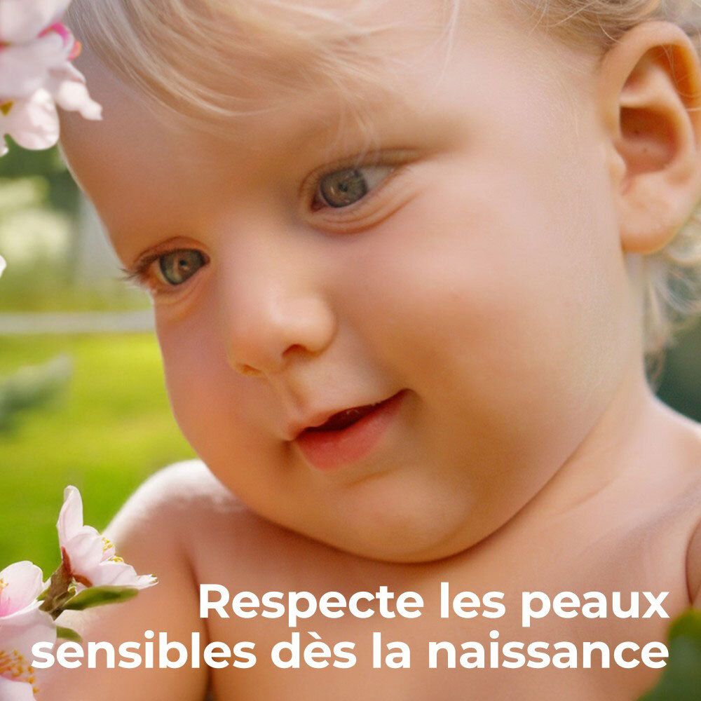 Nahaufnahme eines Babys. Text: Respecte les peaux sensibles dès la naissance.
