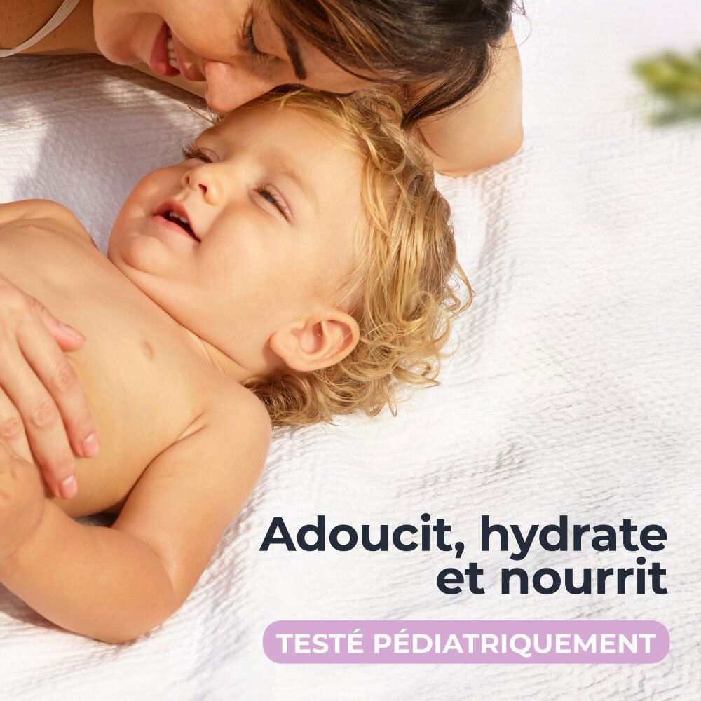 Ein Baby liegt auf einer weißen Decke. Text: Adoucit, hydrate et nourrit. Testé pédiatriquement.