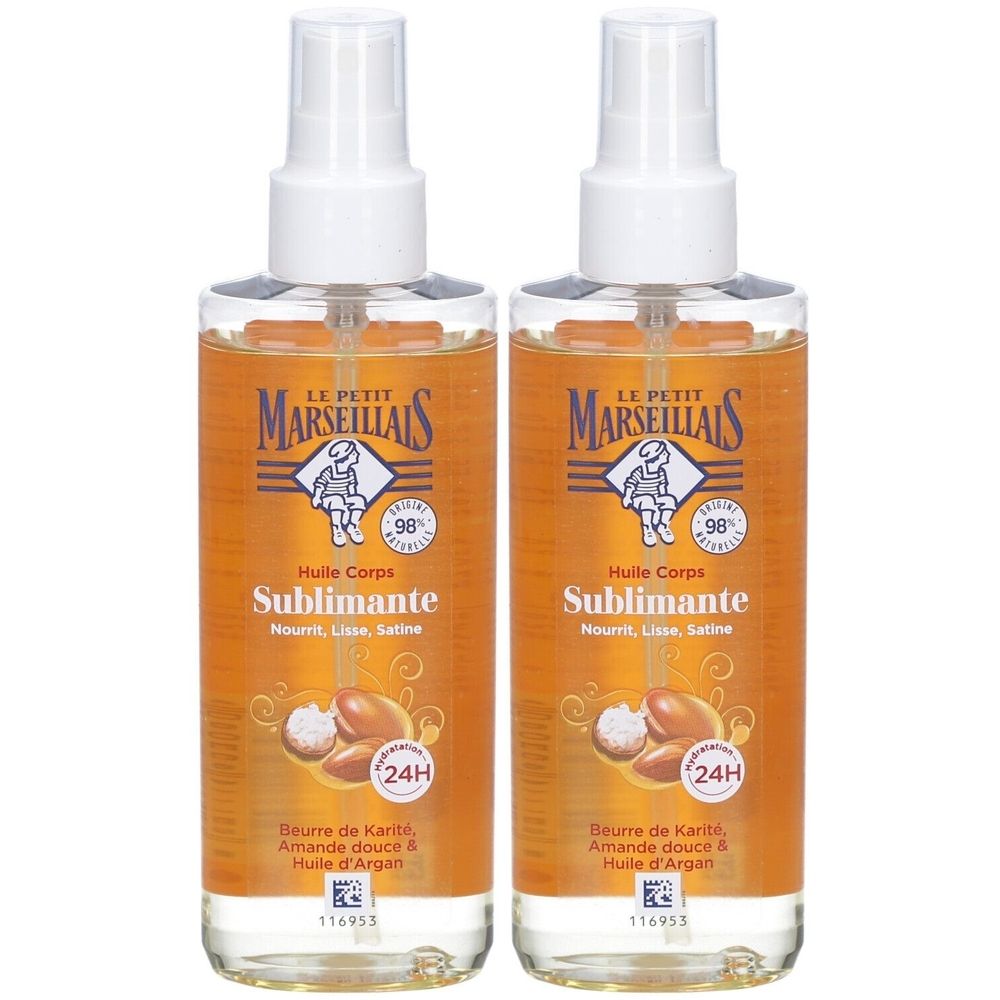 Zwei Flaschen Le Petit Marseillais Sublimierendes Körperöl mit Sprühkopf. Klare Flüssigkeit mit orangefarbenem Etikett.