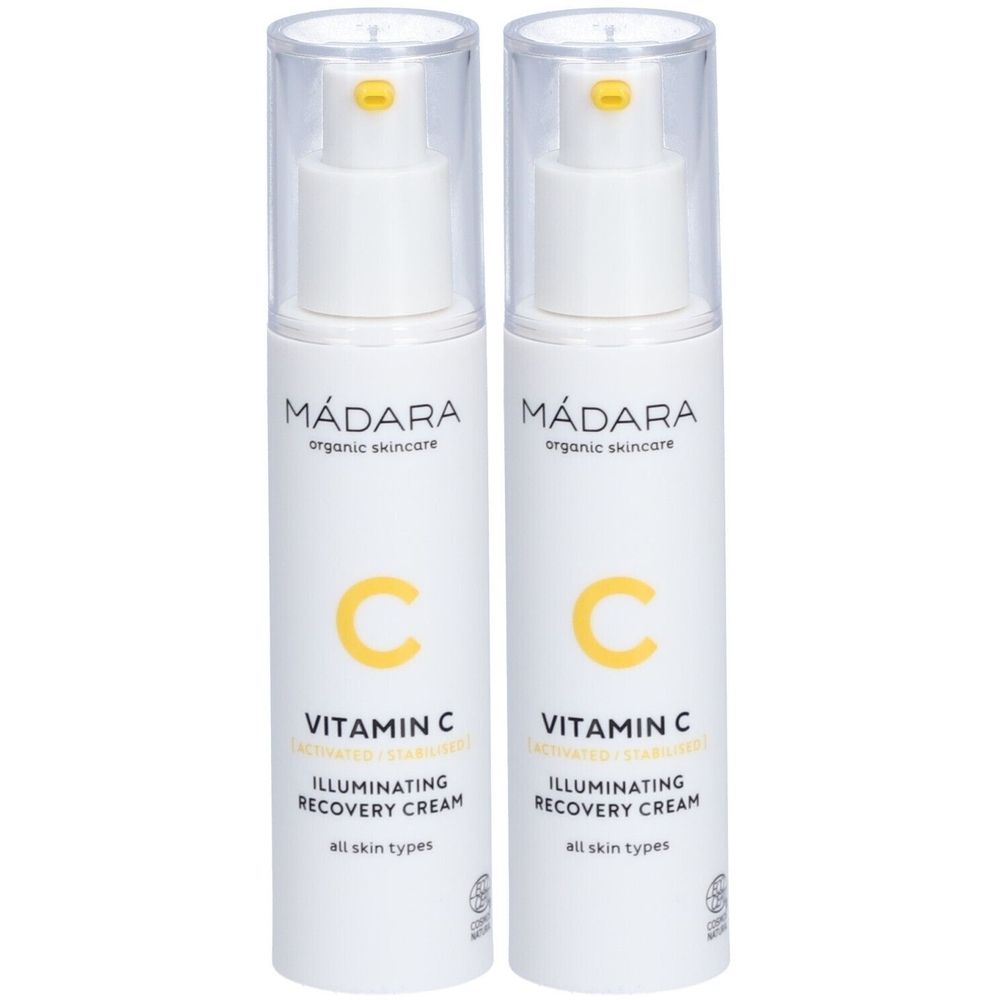 Zwei weiße Flaschen mit gelben Akzenten. Aufschrift: Mádara, Vitamin C, Illuminating Recovery Cream. Für alle Hauttypen.
