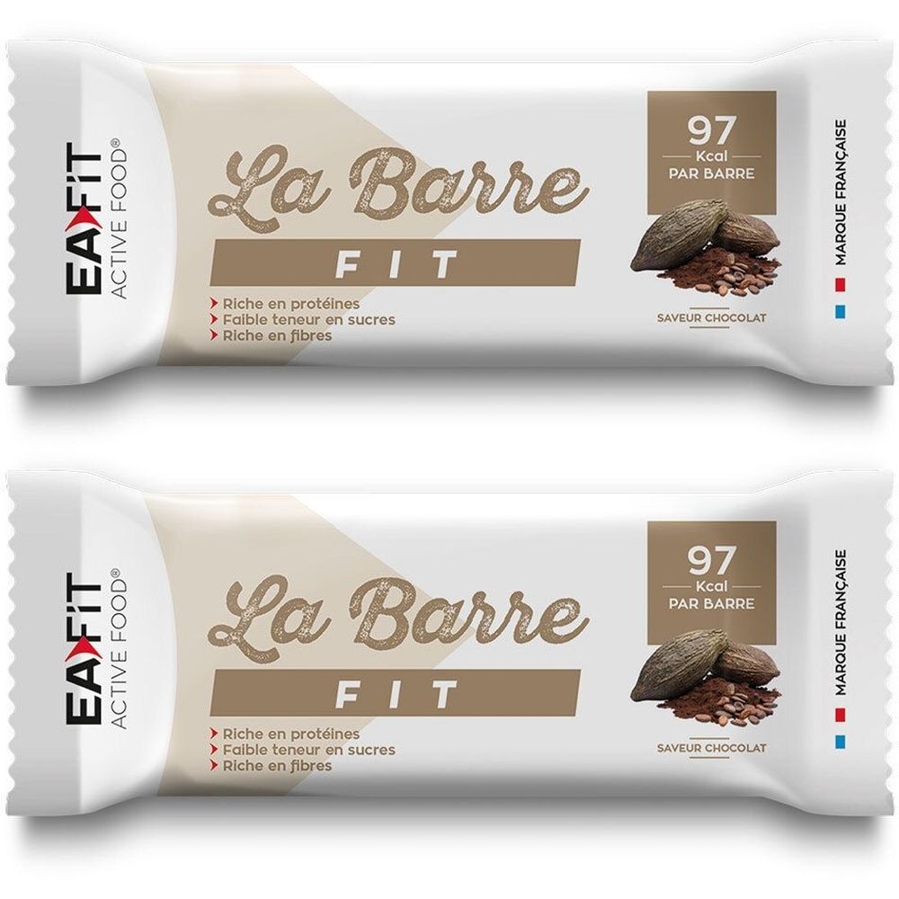 Zwei Riegel in weißer Verpackung. Aufschrift: La Barre Fit. Enthält 97 Kcal pro Riegel. Geschmack: Schokolade. Marke: EA FIT.