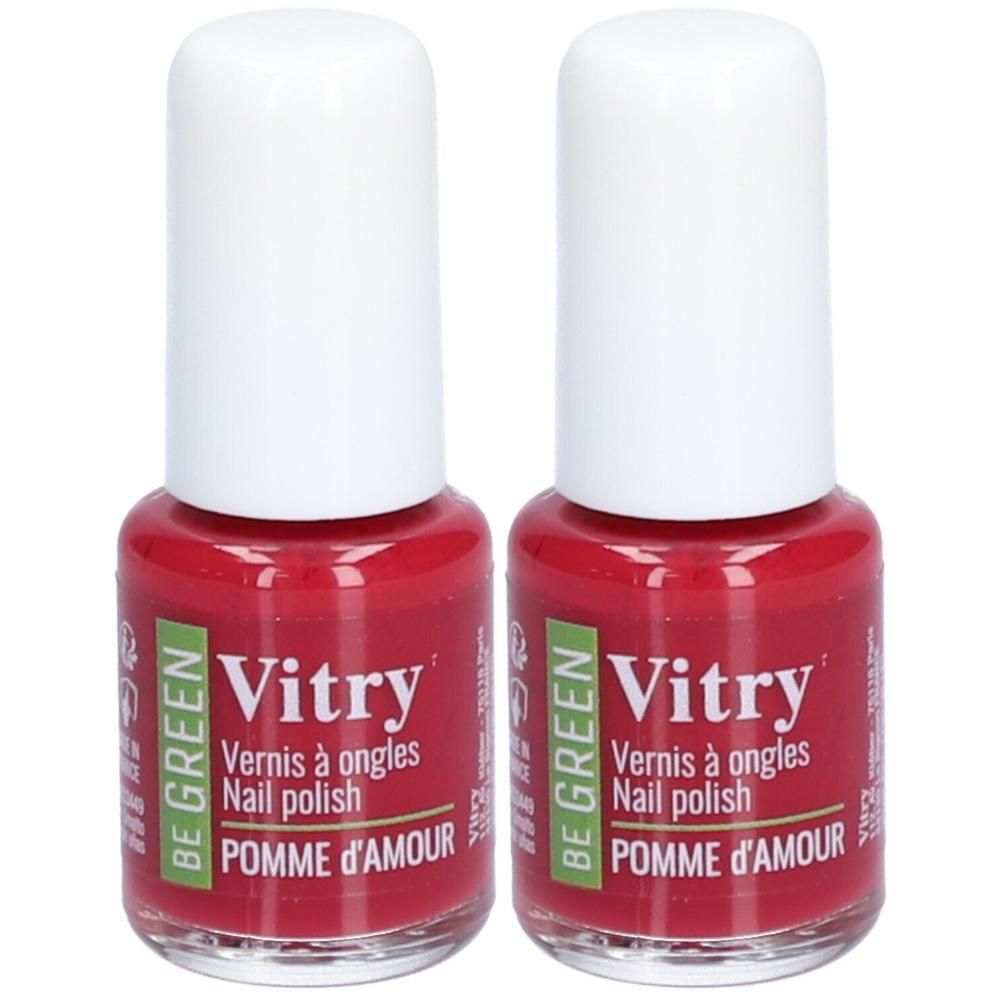 Deux flacons de vernis à ongles rouges avec bouchons blancs. Inscription : Vitry, Vernis à ongles, Nail polish, POMME D'AMOUR.