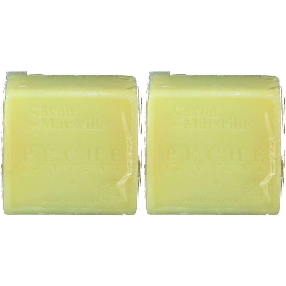 Zwei gelbe Seifenstücke in Folie verpackt. Aufschrift: Savon de Marseille, PECHE.