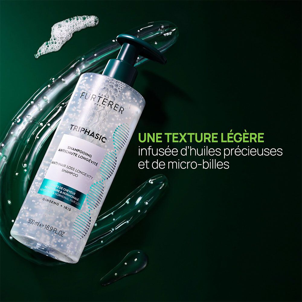 Shampooing Furterer Triphasic dans un environnement vert. Texte: Une texture légère infusée d'huiles.