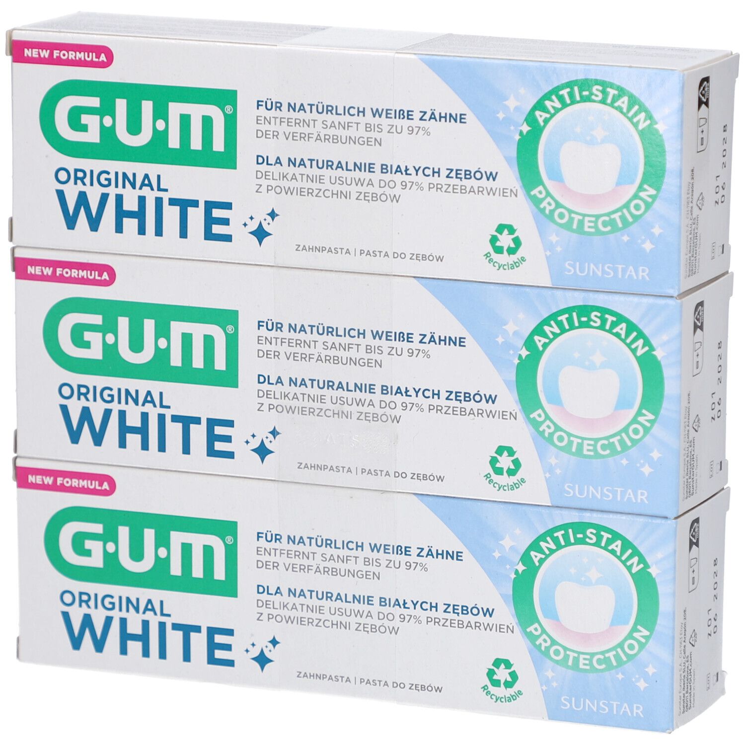 Drei Tuben GUM Original White Zahnpasta in Verpackung. Aufdruck: Anti-Flecken Schutz. Recycling-Symbol.