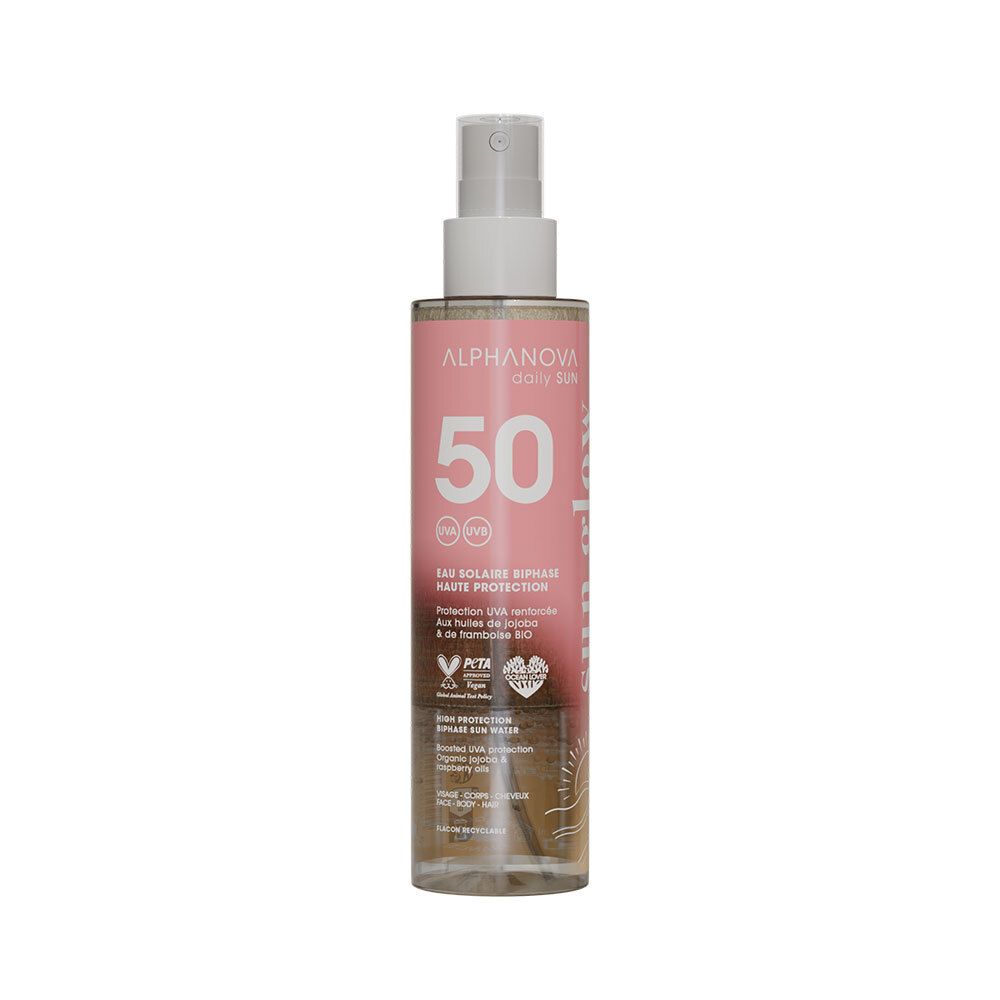 Transparente Flasche mit Sprühkopf. Rosa Etikett mit weißer Schrift: Alphanova, 50 SPF, Eau solaire biphase. Vegan-Logo.