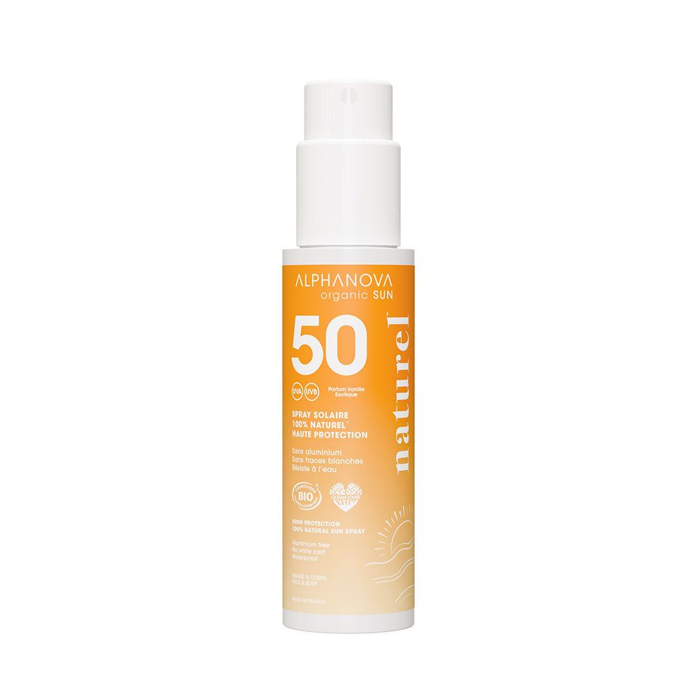 Sonnenspray-Flasche mit weißem Pumpkopf und orangefarbenem Etikett. Aufschrift: Alphanova, SPF 50, naturel.