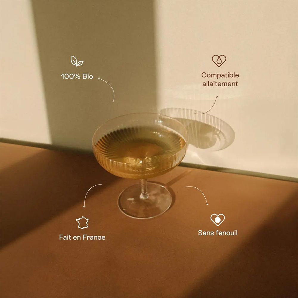 Verre avec boisson dorée. Texte: "100% Bio", "Compatible allaitement", "Fait en France", "Sans fenouil".
