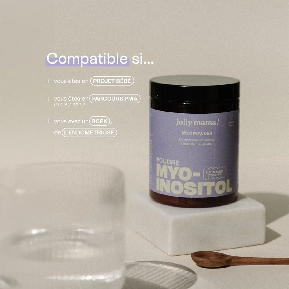 Produkt auf Sockel mit Glas und Löffel. Aufschrift: MYO Powder, MYO-INOSITOL. Geeignet für Projekt Baby, PMA-Verlauf, SOPK, Endometriose.