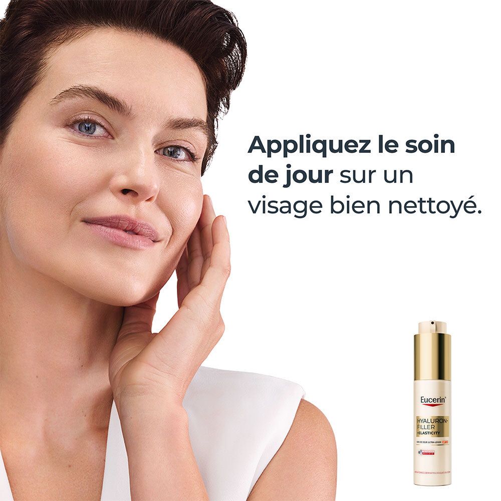 Frau trägt Creme auf. Eucerin Hyaluron-Filler + Elasticity. Creme-Flakon im Hintergrund.