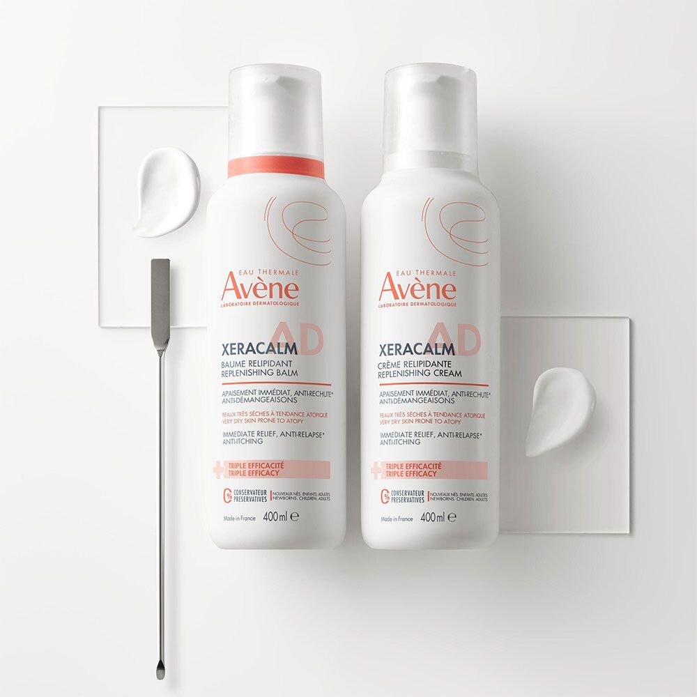 Zwei Avène XeraCalm AD Produkte: Creme und Balsam, mit Spatel und Cremetupfern.