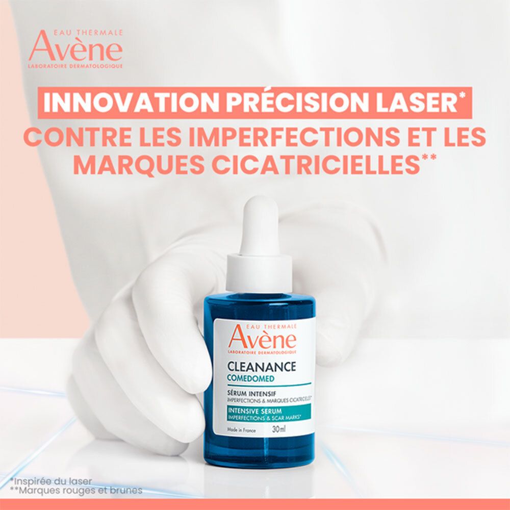 Flacon de sérum bleu dans une main. Inscription: Eau Thermale Avène, CLEANANCE COMEDOMED, Sérum Intensif, 30 ml.