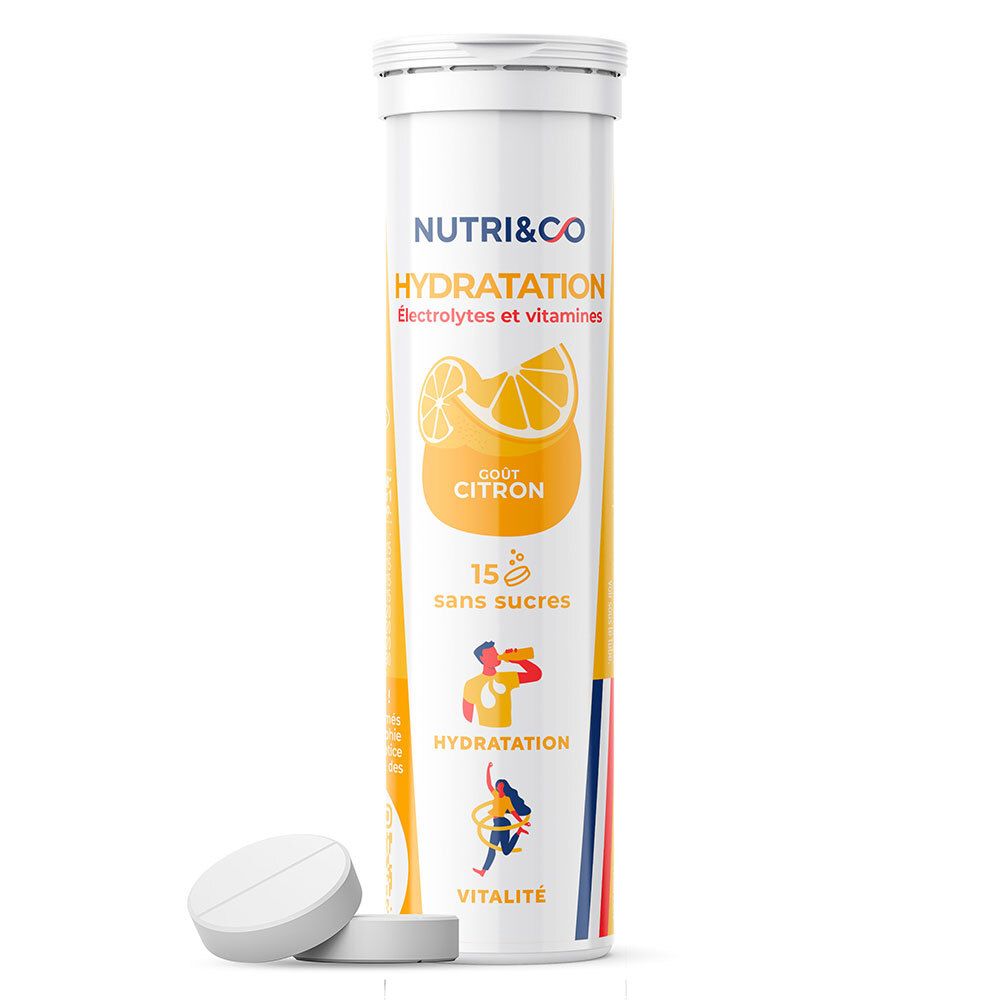 Zylindrische Verpackung mit Tabletten. Aufdruck: NUTRI & CO HYDRATATION, Zitrone, 15 ohne Zucker. Zwei Tabletten liegen daneben.