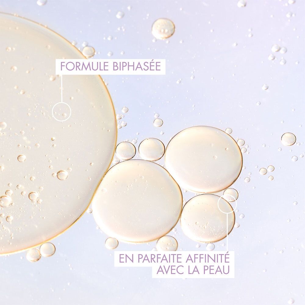Nahaufnahme von Flüssigkeitstropfen. Text: Formule Biphasée, En parfaite affinité avec la peau.