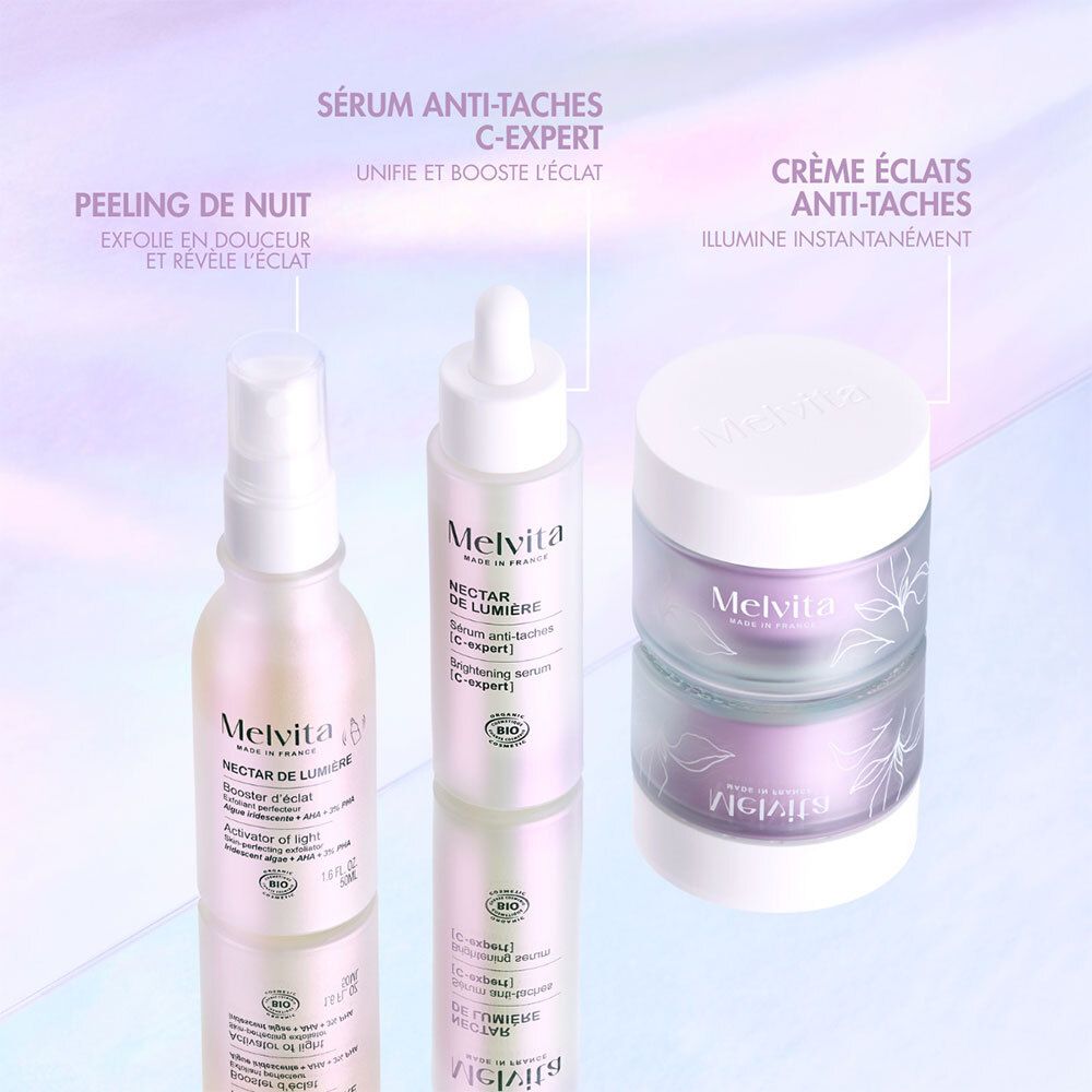 Drei Produkte. Text: Sérum anti-taches C-expert, Crème éclats anti-taches, Peeling de nuit. Melvita.