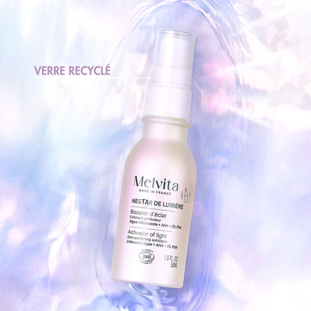 Flasche mit Zerstäuber. Text: Verre recyclé. Melvita, Nectar de Lumière, Activator of light.