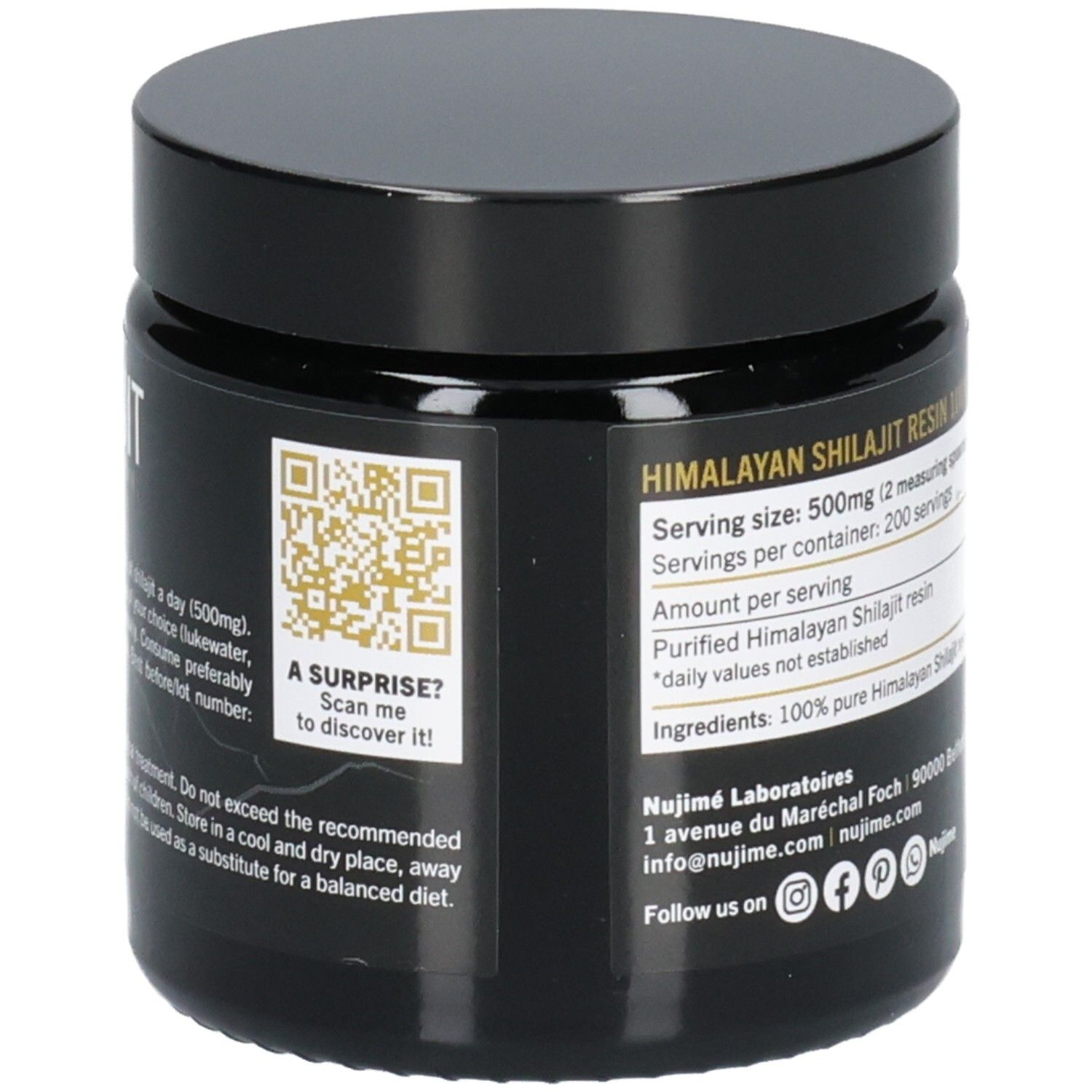 Schwarzes Glas mit Deckel. Aufschrift SHILAJIT. Rückseite mit QR-Code und Text: A SURPRISE? Scan me to discover it!