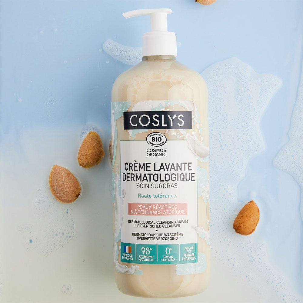 Flacon de Crème lavante dermatologique Coslys avec pompe. Amandes autour du flacon.