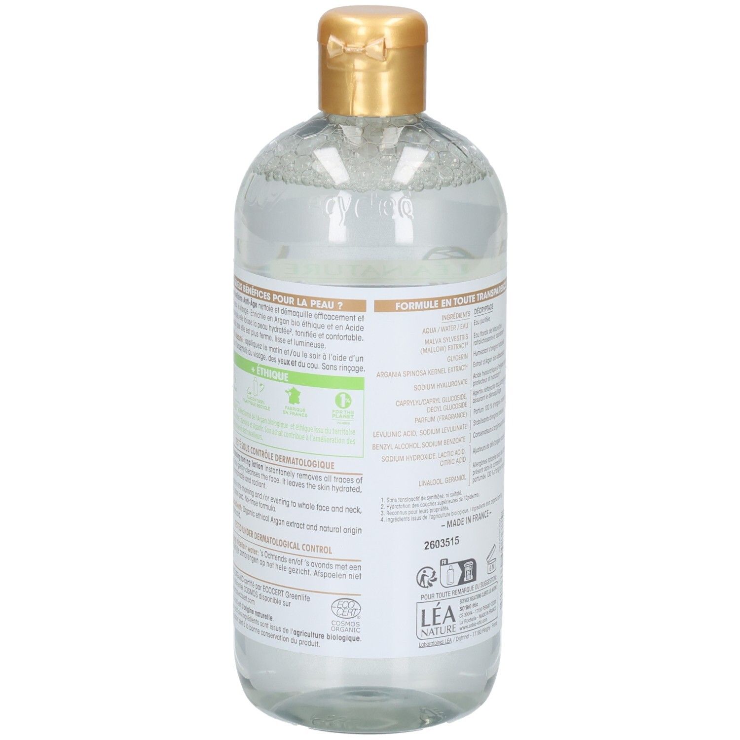 Rückansicht der Flasche. Etikett mit Text. Goldfarbener Verschluss. Transparente Flüssigkeit sichtbar.