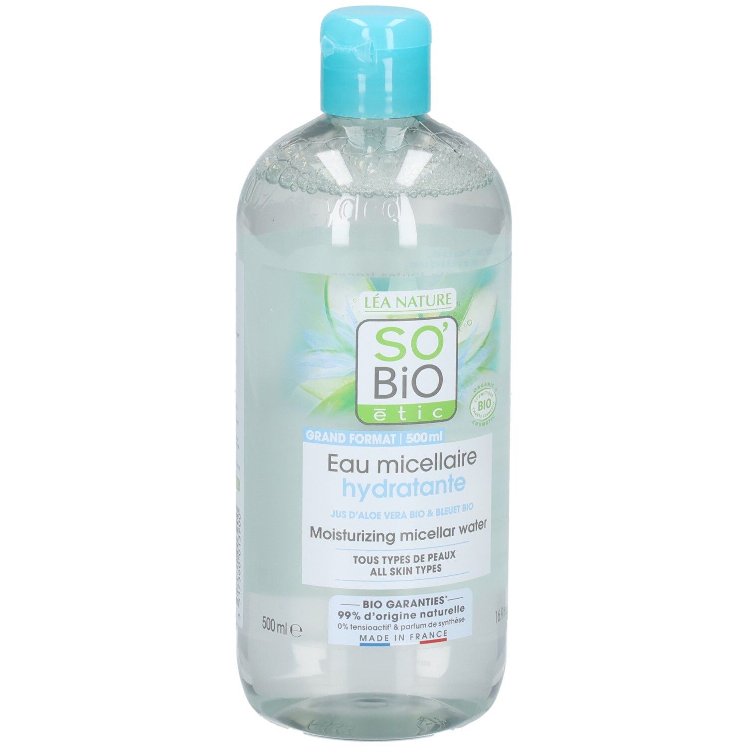 Flacon transparent, bouchon bleu. Inscription: So Bio Etic, Eau micellaire hydratante. Pour tous types de peaux.