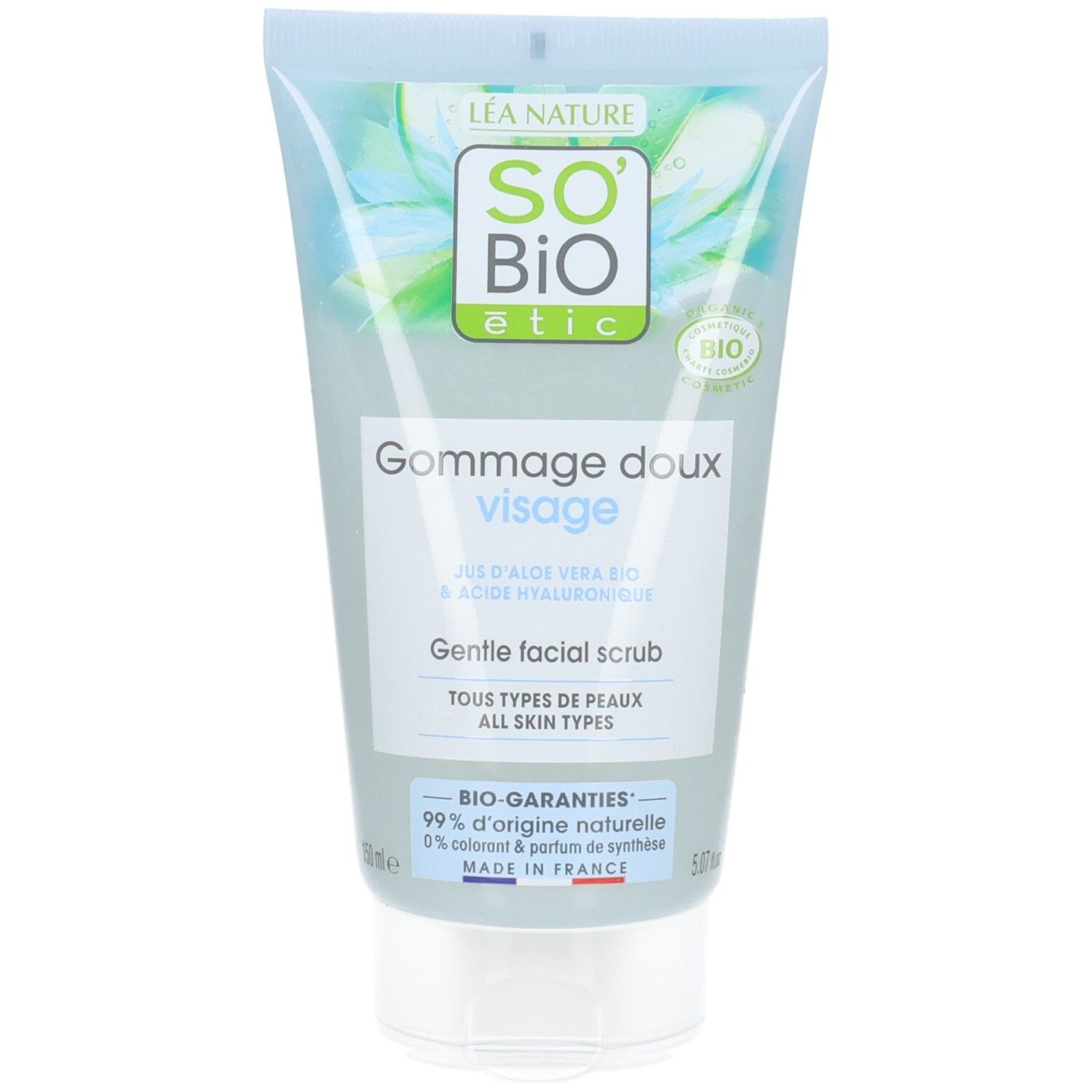 Tube mit Produktaufschrift 'So' Bio étic Gommage doux visage'. Bio-Zertifizierung. Hellblauer Hintergrund.