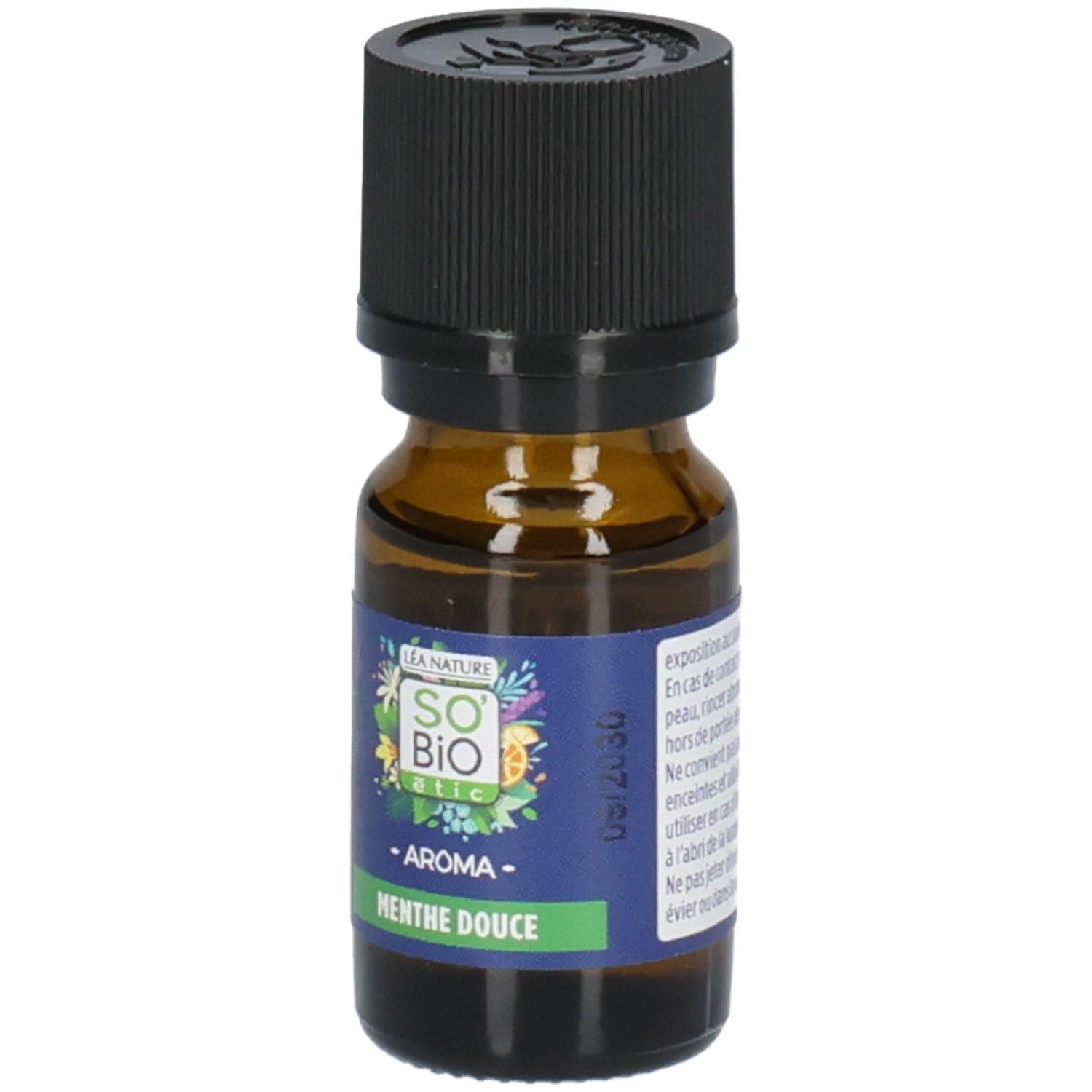Braune Glasflasche mit schwarzem Deckel. Blaues Etikett mit Text: So Bio, Aroma, Menthe Douce. Datum 06/2030.
