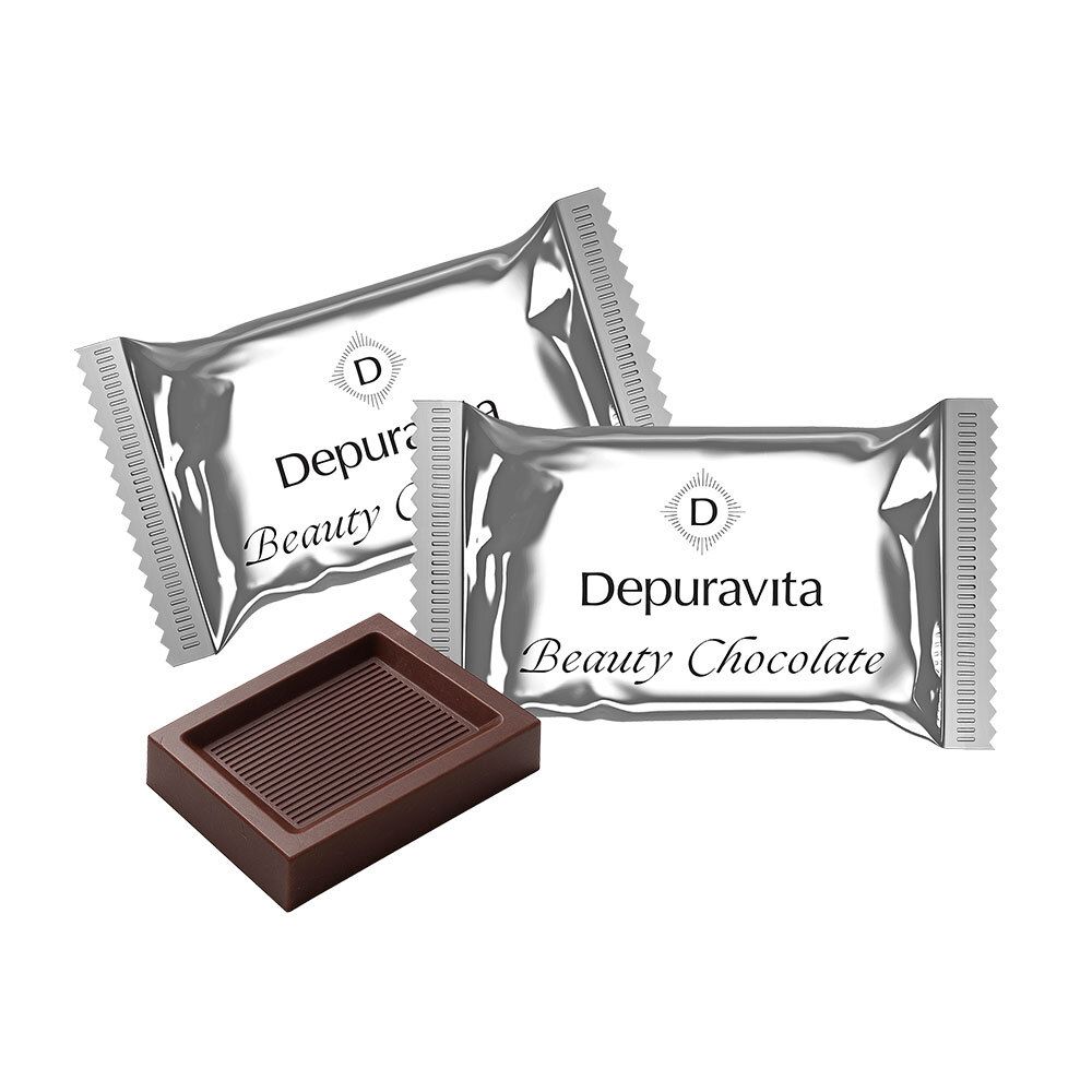 Zwei verpackte Depuravita Beauty Chocolate und ein Schokoladenstück in einer Form.
