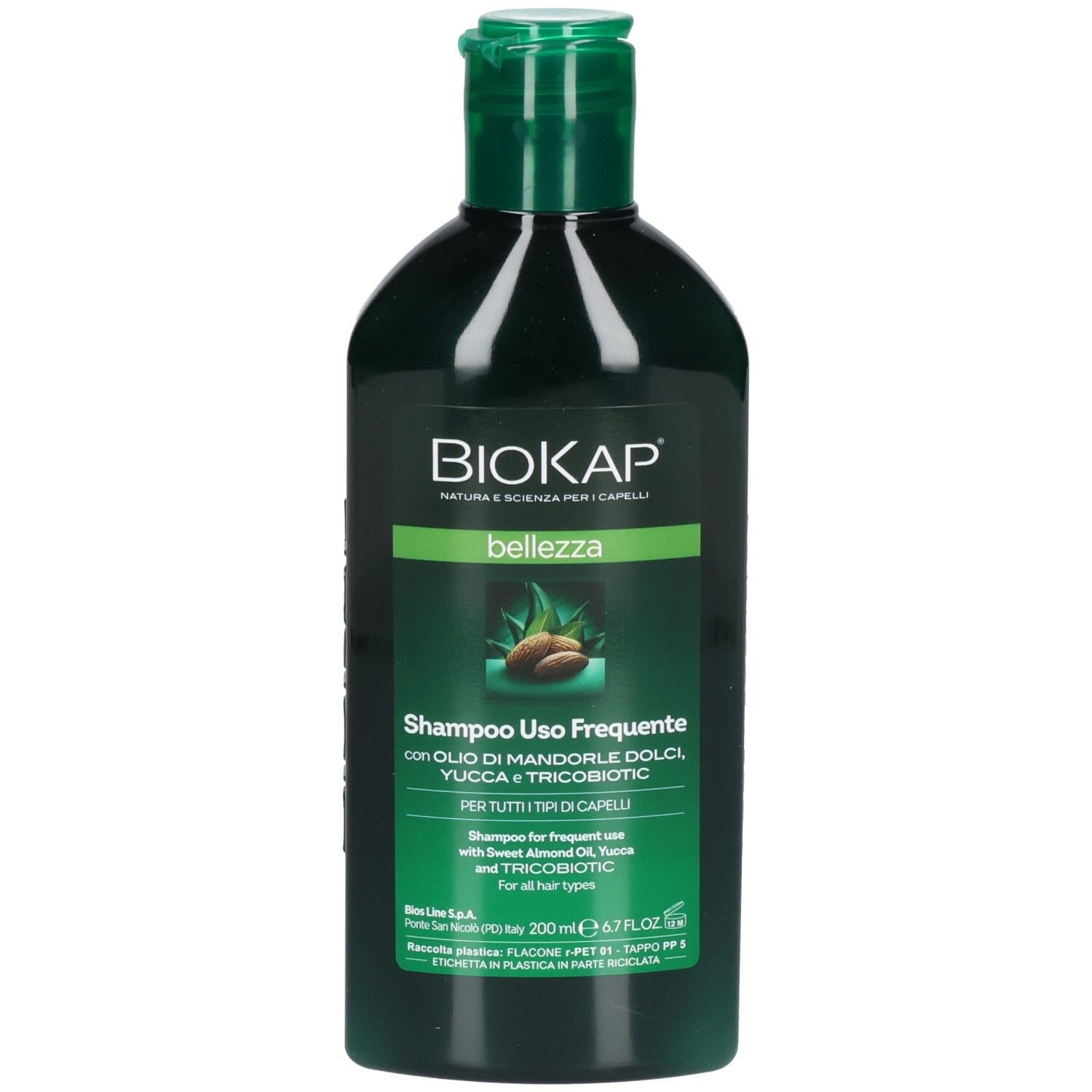 Grüne Shampoo-Flasche mit grünem Deckel. Aufschrift: BIOKAP, Bellezza, Shampoo Uso Frequente. Mit Mandelöl, Yucca und TRICOBIOTIC.