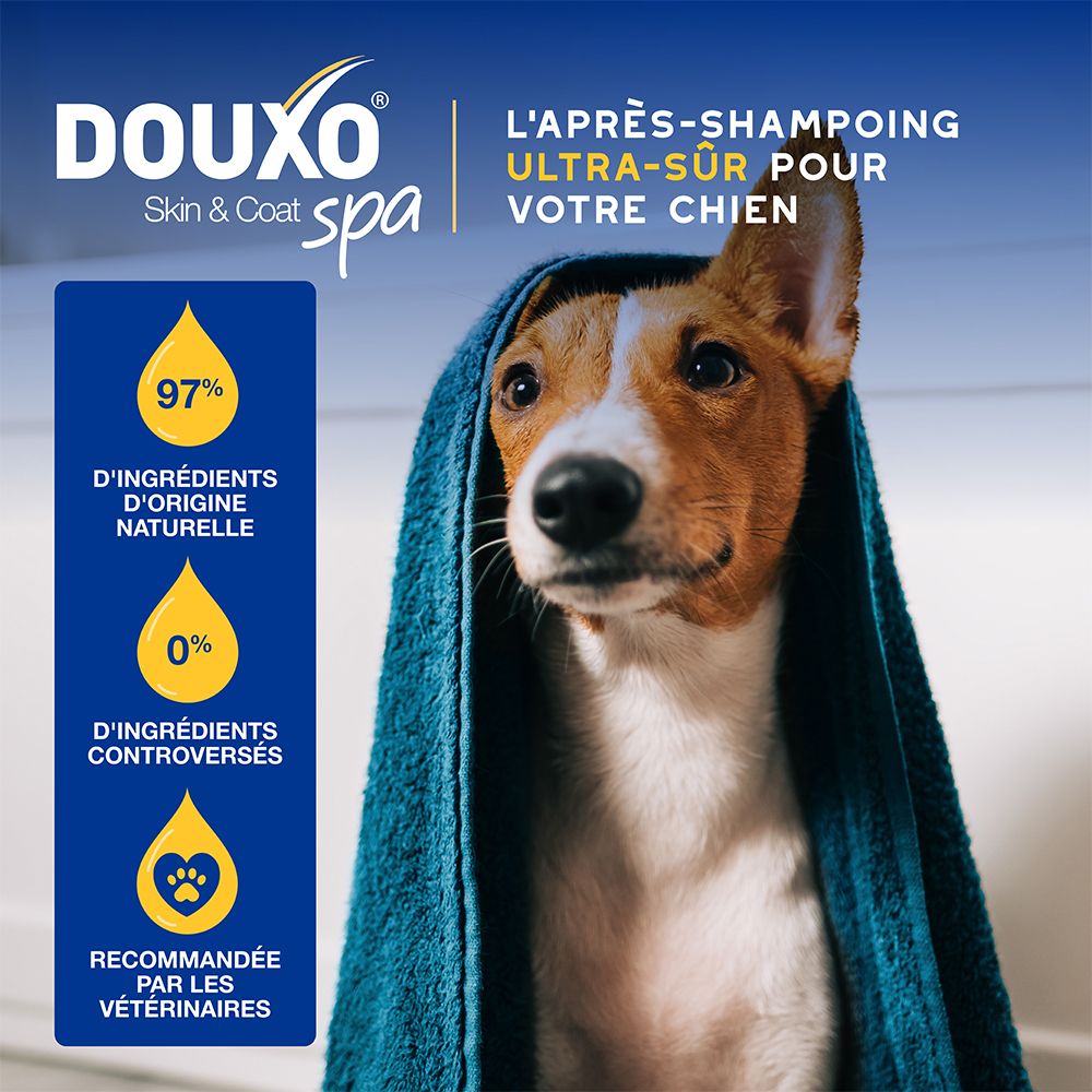 Hund mit Handtuch umwickelt. Links: 97% natürliche Inhaltsstoffe, 0% umstrittene Inhaltsstoffe. Empfohlen von Tierärzten.