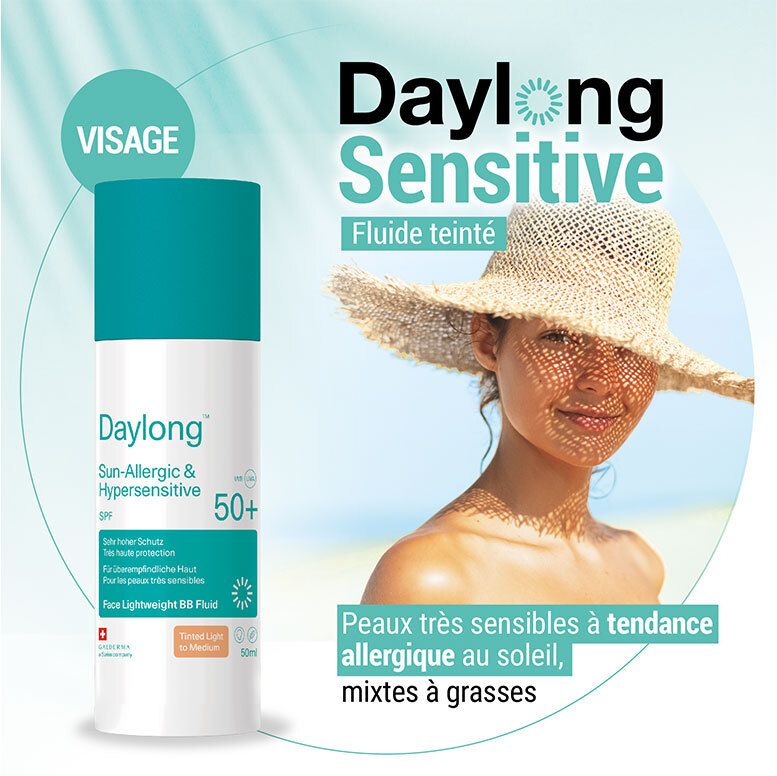 DAYLONG getöntes Gesichtssonnenschutz-Fluid SPF 50+ mit Frau am Strand.