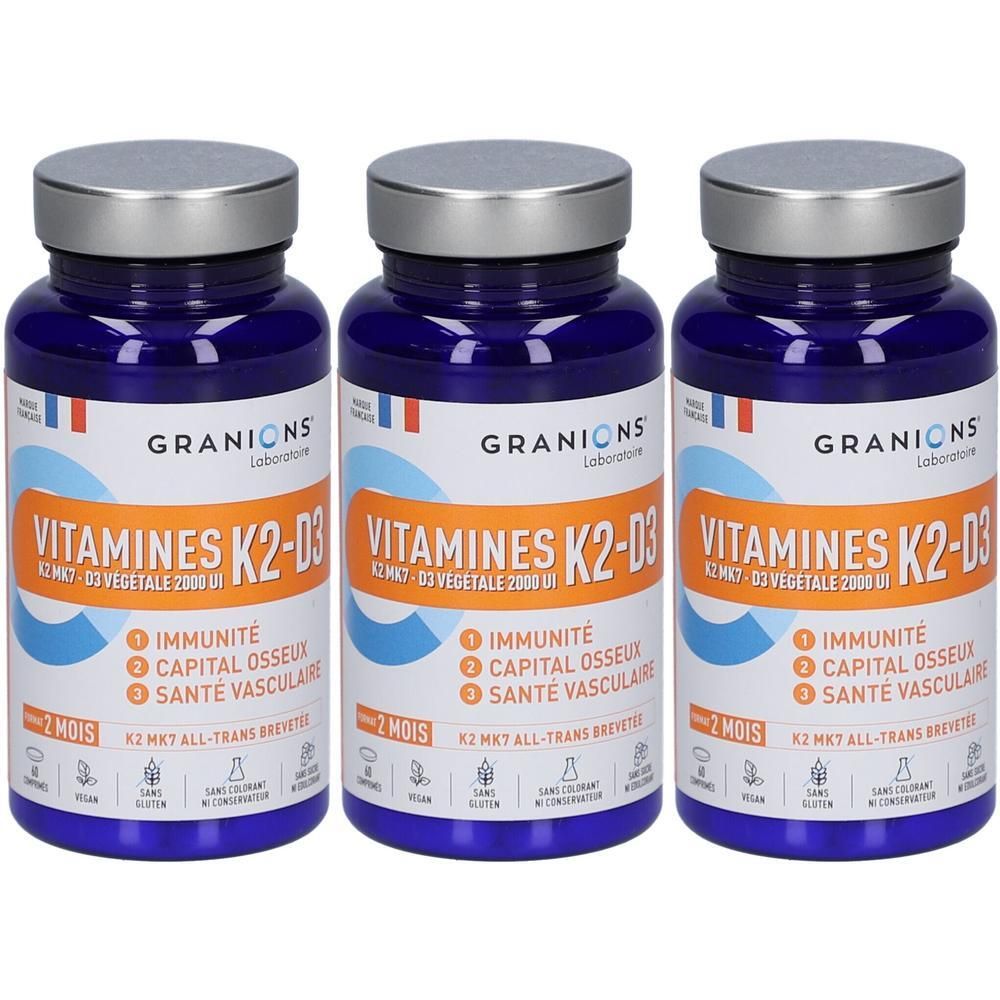 Drei Flaschen Granions Vitamine K2-D3 mit silbernen Schraubverschlüssen. Blaue Etiketten mit weißer und orangefarbener Schrift.