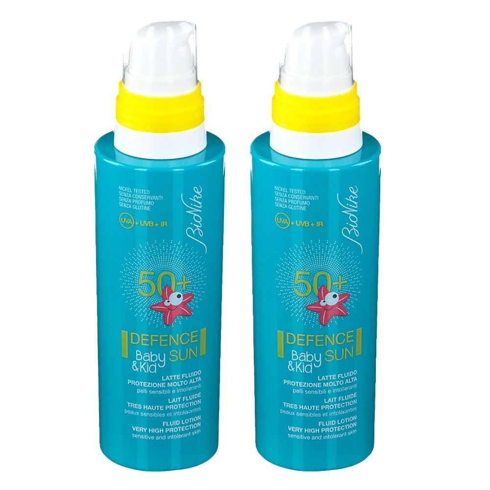 Deux flacons de crème solaire avec pompes jaunes. Inscription: Defence Baby Sun LSF 50+. Flacons bleu turquoise avec texte blanc.