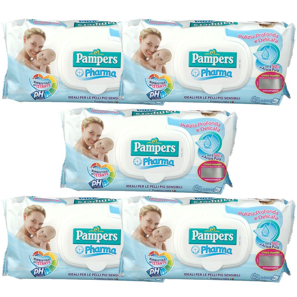 Mehrere Packungen Feuchttücher. Auf jeder Packung ist das Logo von Pampers Pharma zu sehen, sowie eine Abbildung einer Mutter mit Baby.