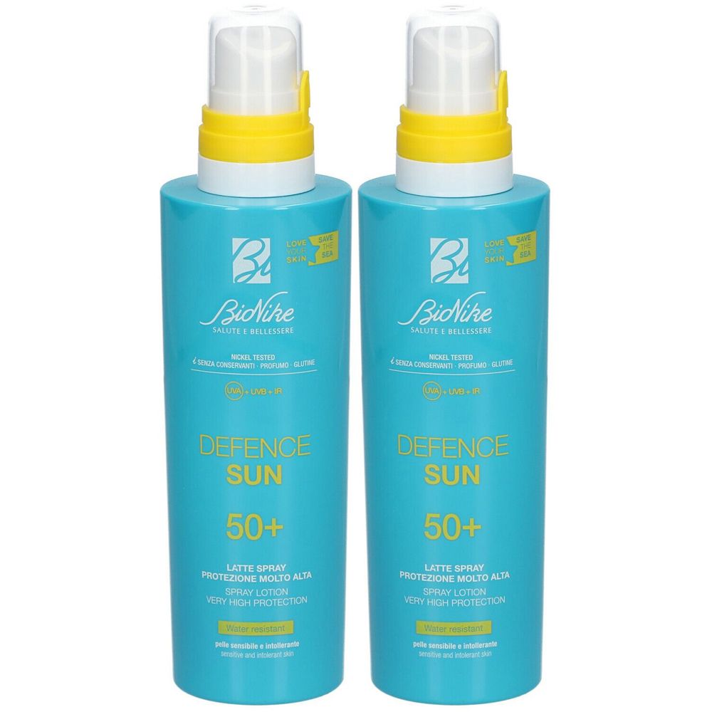 Zwei blaue Flaschen mit weißem und gelbem Sprühkopf. Aufschrift: Defence Sun 50+.