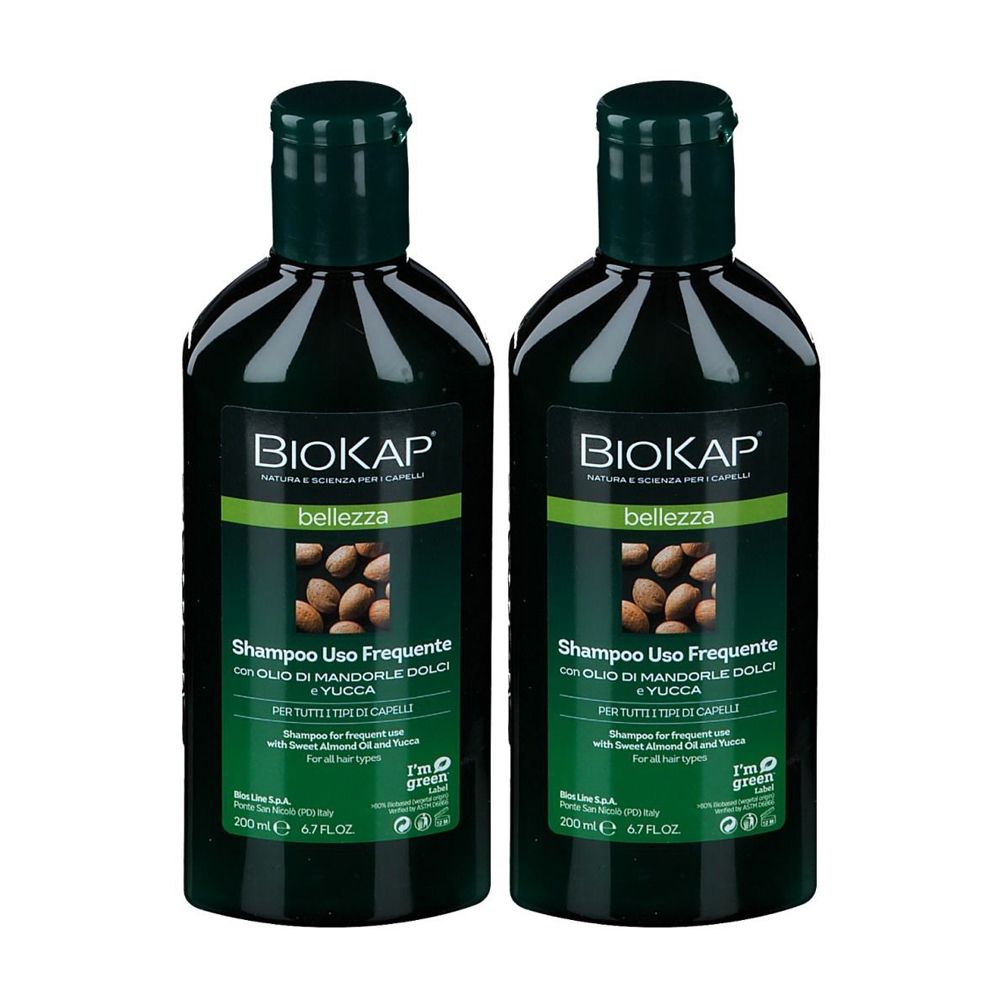 Deux flacons verts de shampooing. Inscription: BIOKAP, Shampoo Uso Frequente. Avec huile d'amande et yucca. Pour tous types de cheveux.