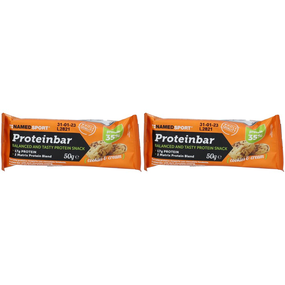 Zwei Proteinriegel in orangefarbener Verpackung. Aufschrift: NAMED SPORT Proteinbar, 17g Protein, 50g, Cookies & Cream.