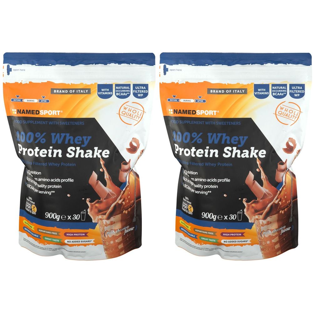 Zwei Beutel mit NAMEDSPORT 100% Whey Protein Shake. Schwarze Schrift auf weißem und orangefarbenem Hintergrund. Aufschrift: 900g x 30.