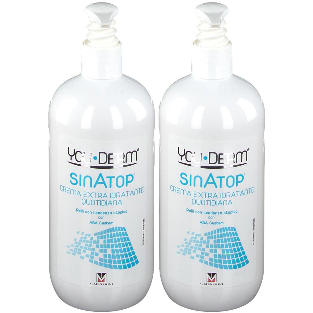 Zwei weiße Flaschen mit Aufschrift Sinatop. Aufschrift: Crema Extra Idratante Quotidiana. Mit Dosierkopf.