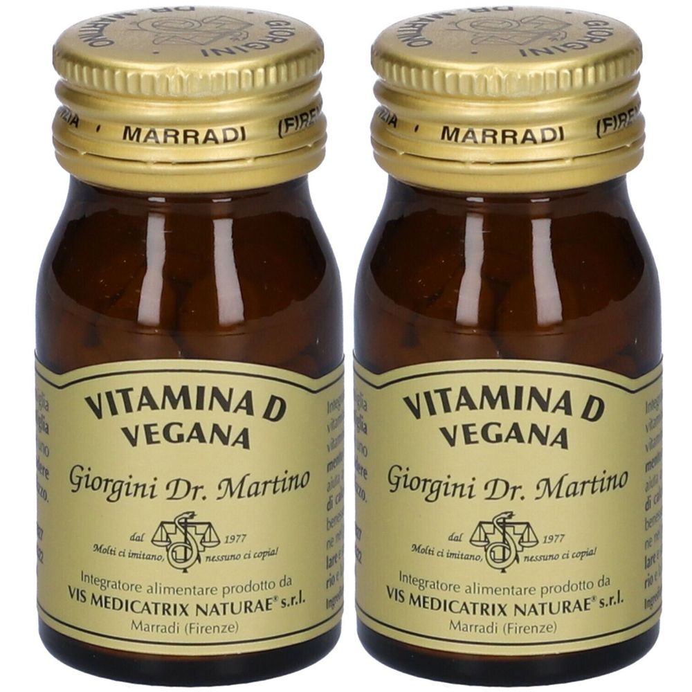Zwei braune Glasflaschen mit goldenen Deckeln. Auf den Etiketten steht "Vitamina D Vegana" und "Giorgini Dr. Martino".
