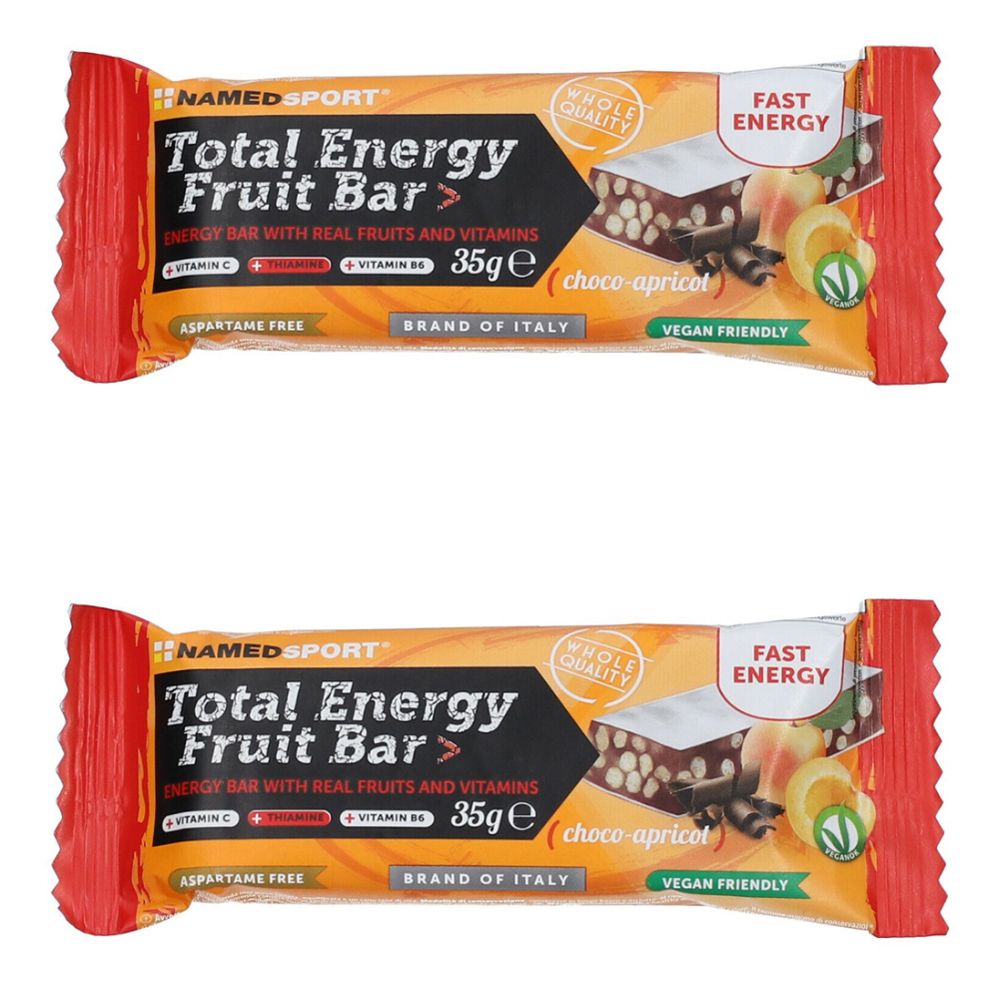 Zwei verpackte Riegel. Aufschrift: NAMED SPORT Total Energy Fruit Bar, 35g, choco-apricot. Vegan Friendly. Marke aus Italien.