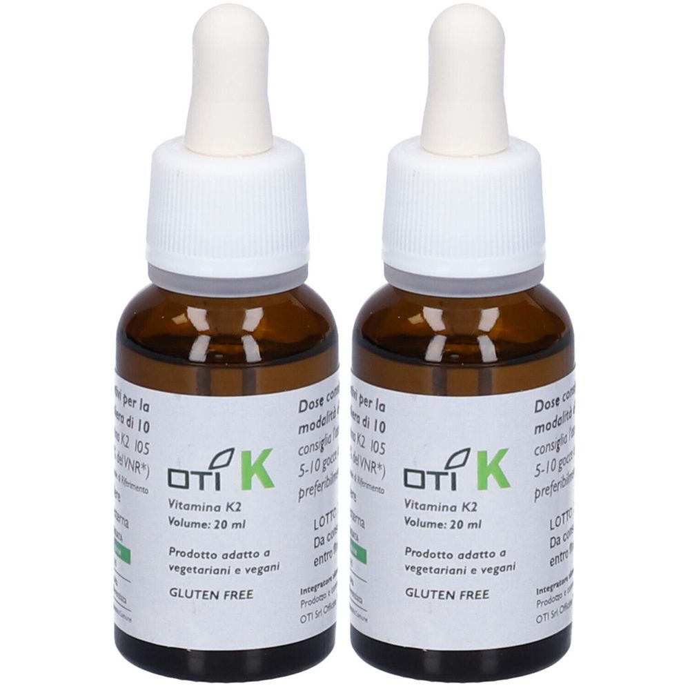 Zwei braune Glasflaschen mit weißen Deckeln und Pipetten. Auf den Etiketten steht "OTI K Vitamina K2".