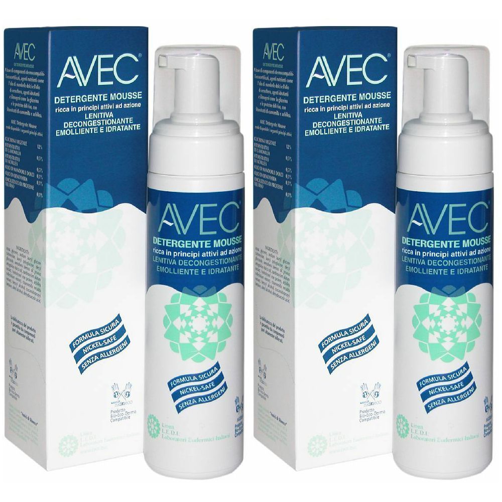 Drei Flaschen und Verpackungen von Avec Detergente Mousse. Blaue und weiße Verpackung mit Produktinformationen und Logo.