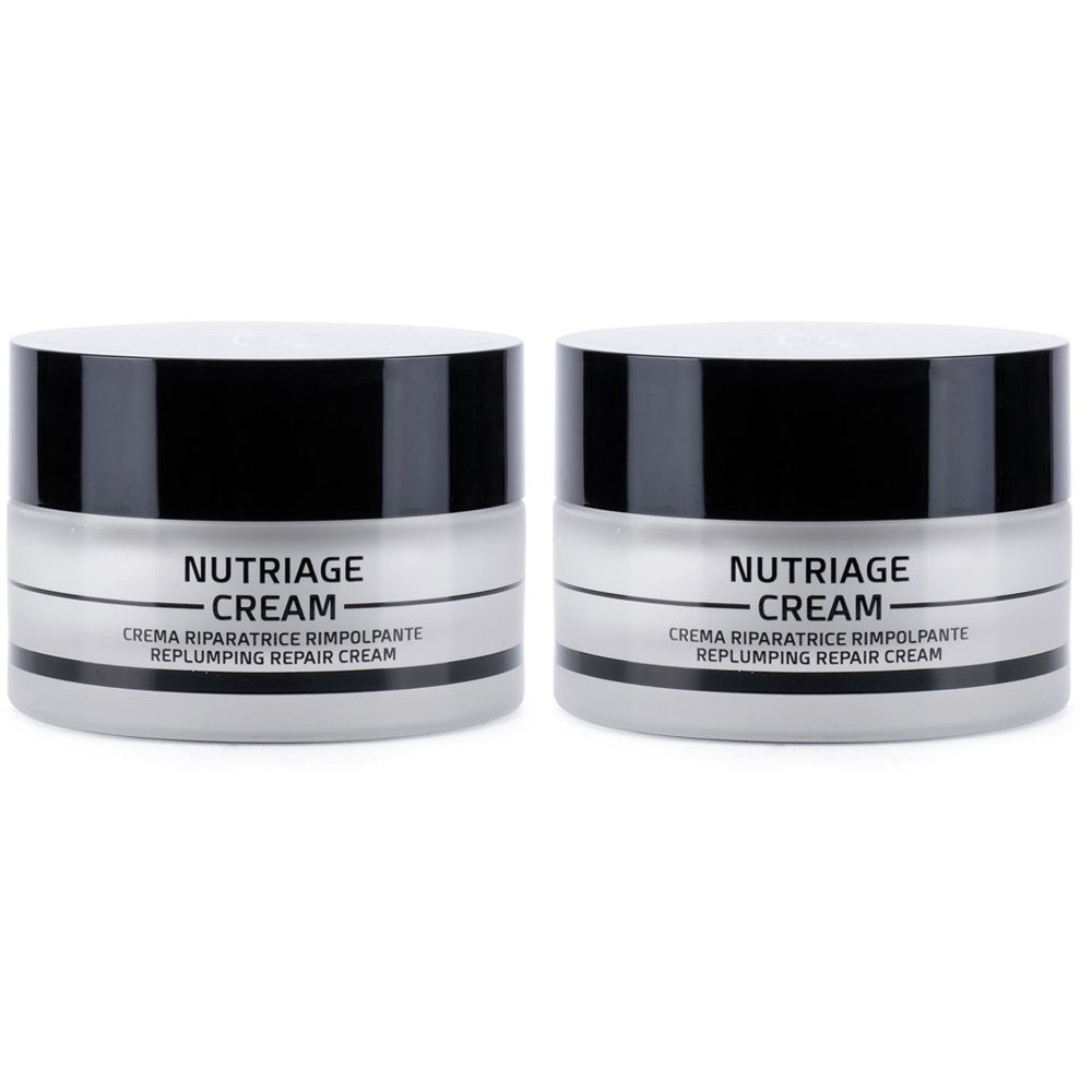 Zwei Cremetiegel mit schwarzem Deckel und weißem Etikett. Aufschrift: NUTRIAGE CREAM, CREMA RIPARATRICE RIMPOLPANTE, REPLUMPING REPAIR CREAM.