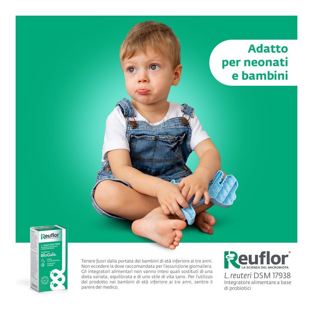 Kleines Kind sitzt mit Reuflor Gocce Packung. Geeignet für Neugeborene und Kinder.