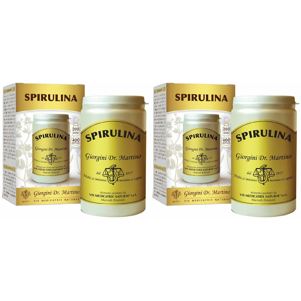 Zwei weiße Dosen mit gelben Etiketten und Kartons mit der Aufschrift "SPIRULINA".