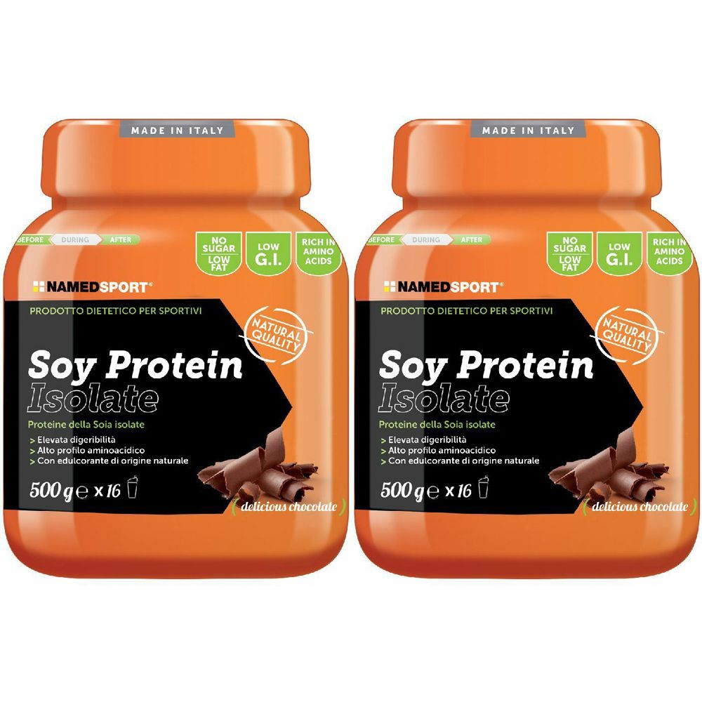 Zwei orangefarbene Behälter mit der Aufschrift Soy Protein Isolate. Text: NAMEDSPORT, 500 g, delicious chocolate. Hergestellt in Italien.