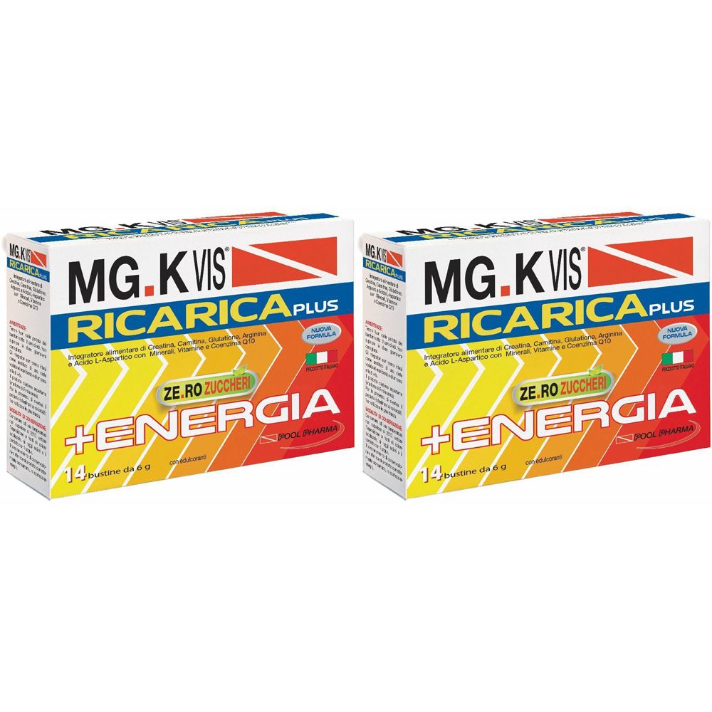 Zwei Packungen MG.K VIS RICARICA PLUS. Weiße Schachteln mit blauen, gelben und roten Elementen. Text: +ENERGIA, ZERO ZUCCHERI.